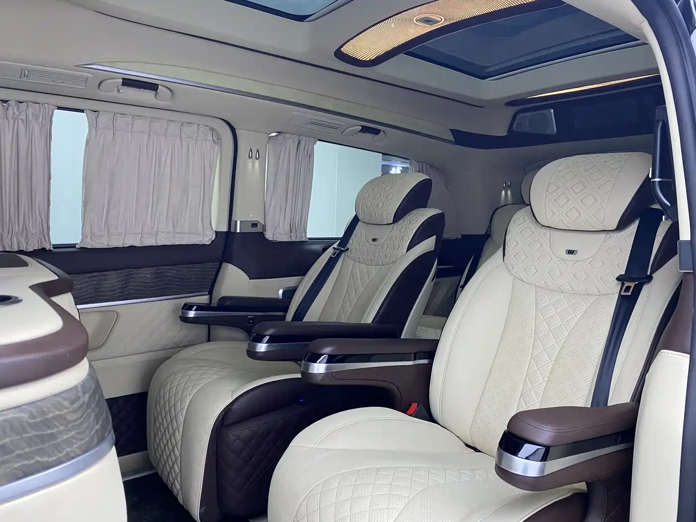 Mercedes-Benz V-Class 2018 V 260 L Premium Long Wheelbase Edition China VI фото 21