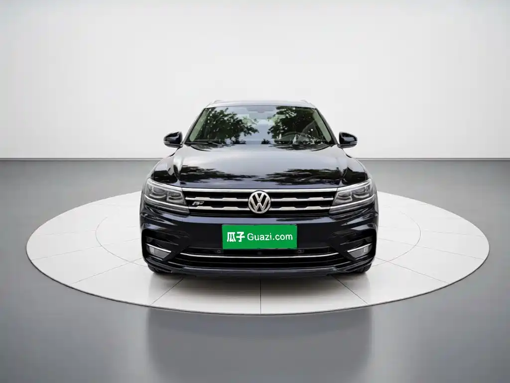 Photo 2 - Volkswagen Tiguan L