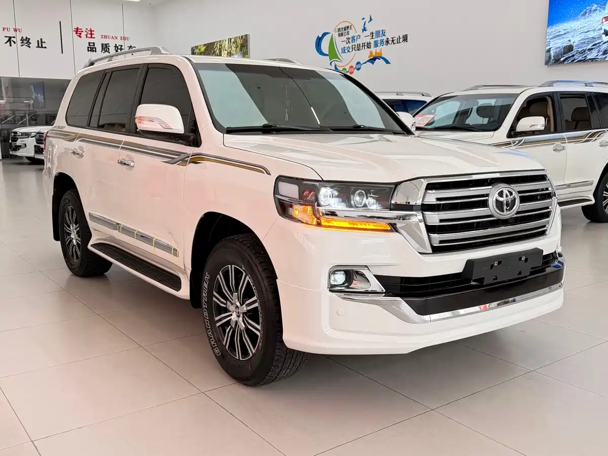 Toyota Land Cruiser (Import) 2015 4.0L V6 Middle East Low Configuration Edition фото 3