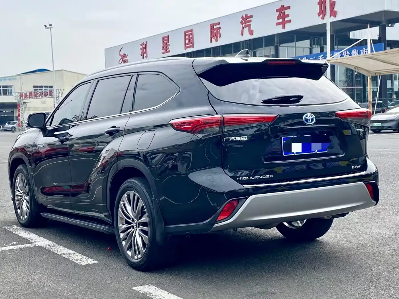 Toyota Highlander 2022 Model Dual Engine 2.5L 4WD Premium Edition 7-Seater фото 4