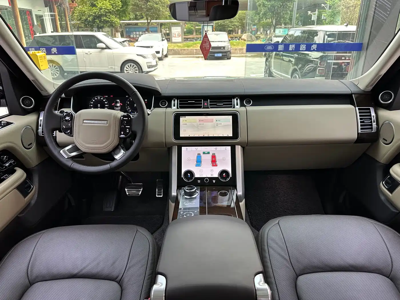 Land Rover Range Rover 2021 3.0 L6 Heritage Extended Classic Edition фото 5
