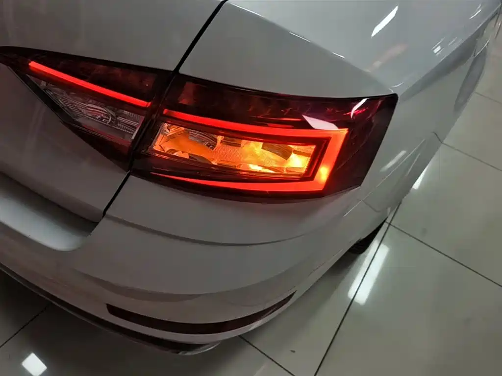 Škoda Octavia 2019 TSI280 DSG Smart Drive Luxury Edition China VI фото 8