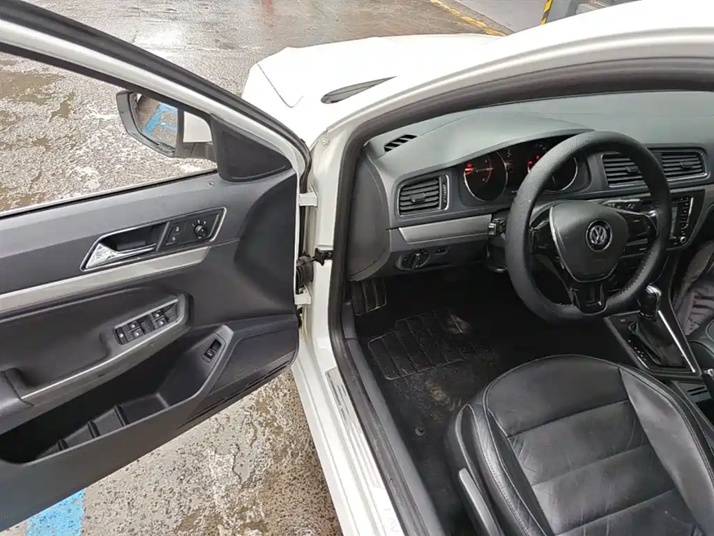 Volkswagen Lavida 2015 230TSI DSG Comfort Edition фото 16