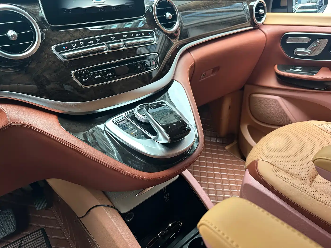 Mercedes-Benz V-Class 2018 V 260 L Premium Long Wheelbase Edition China VI фото 11