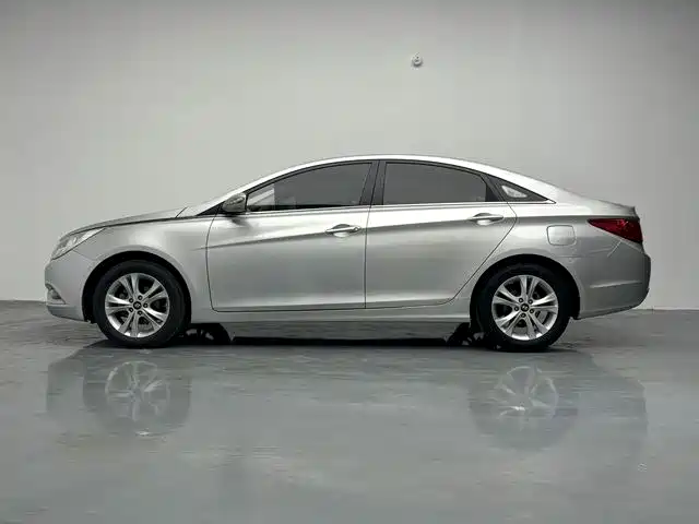 Hyundai Sonata 2011 2.0L Automatic Fashion фото 4