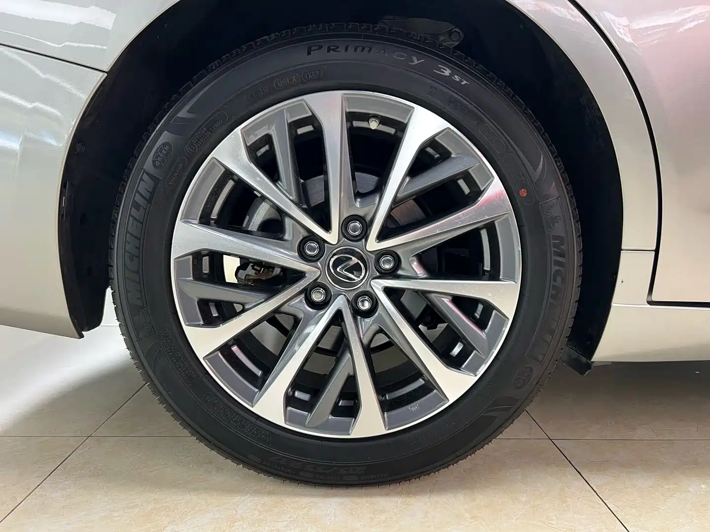 Фото 25 - Lexus ES