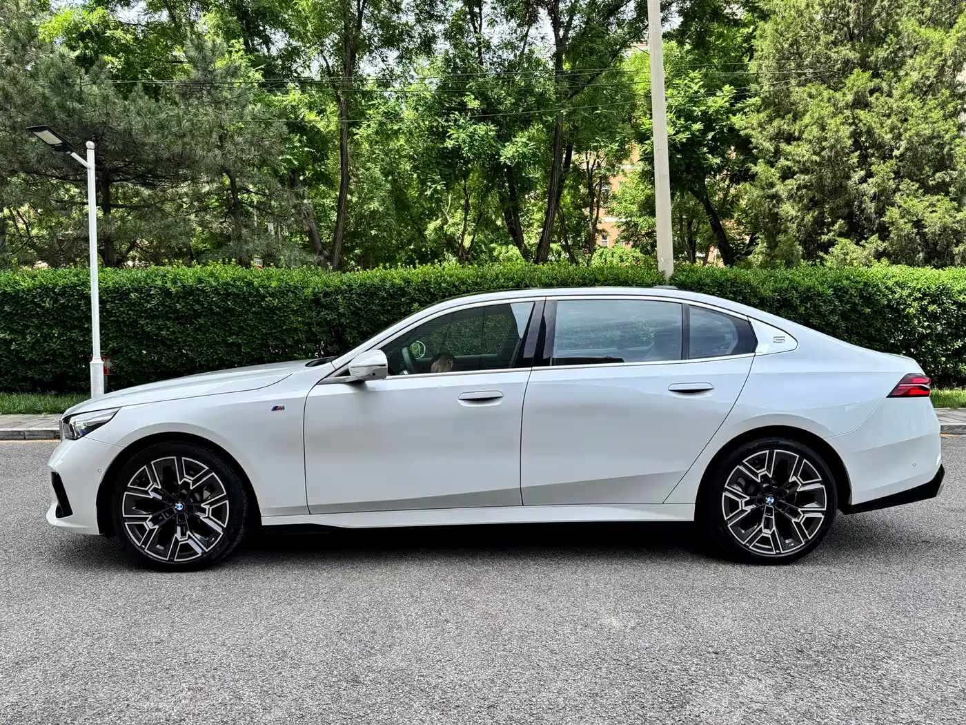 BMW 5 Series 2025 530Li Premium M Sport Package фото 3