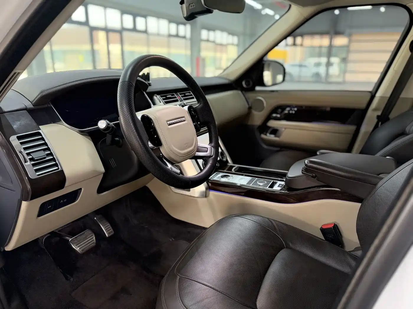 Land Rover Range Rover 2022 3.0 L6 400PS Heritage Extended Classic Edition фото 7