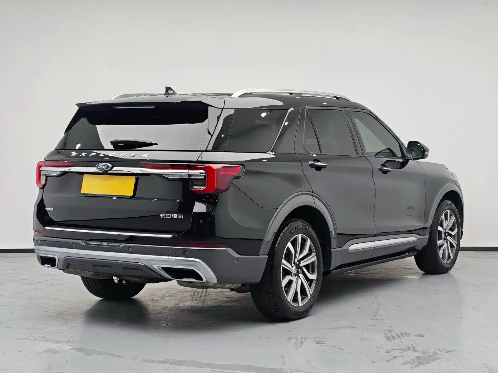 Фото 4 - Ford Explorer