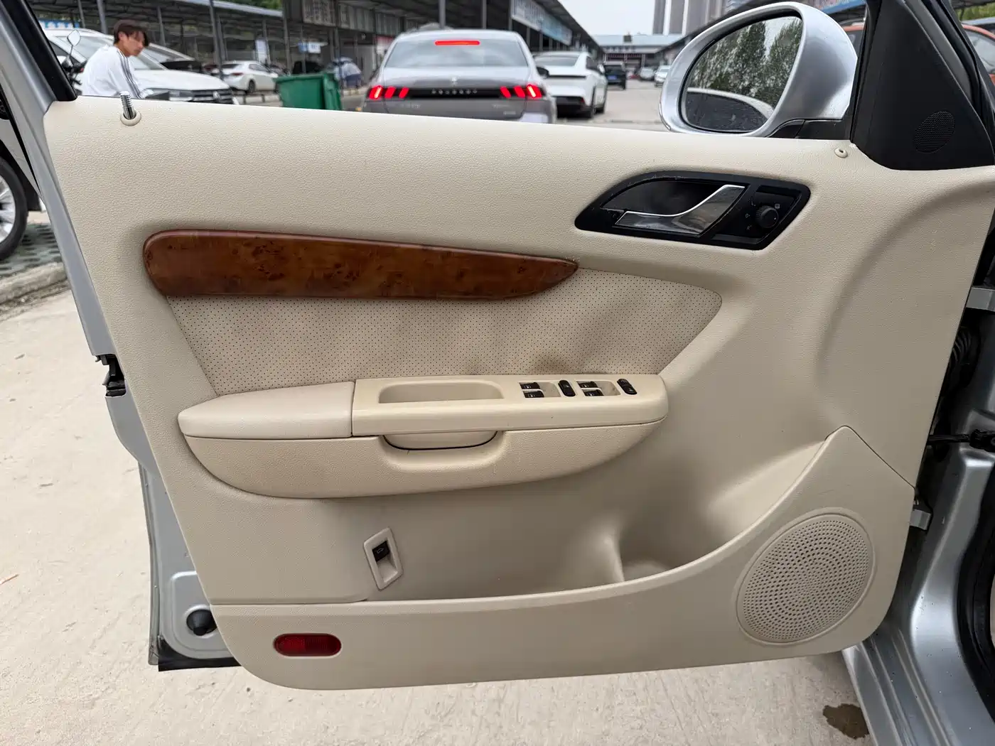 Volkswagen Lavida 2009 Model 2.0L Automatic PinYou Edition фото 5