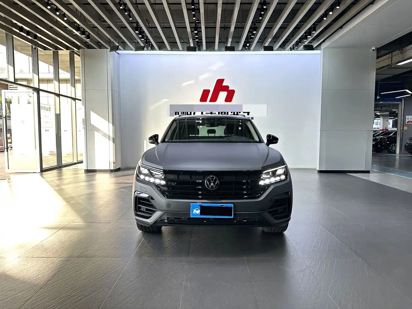 Volkswagen Touareg 2023 3.0TSI R-Line Volcano Rock Paint Sport фото 2