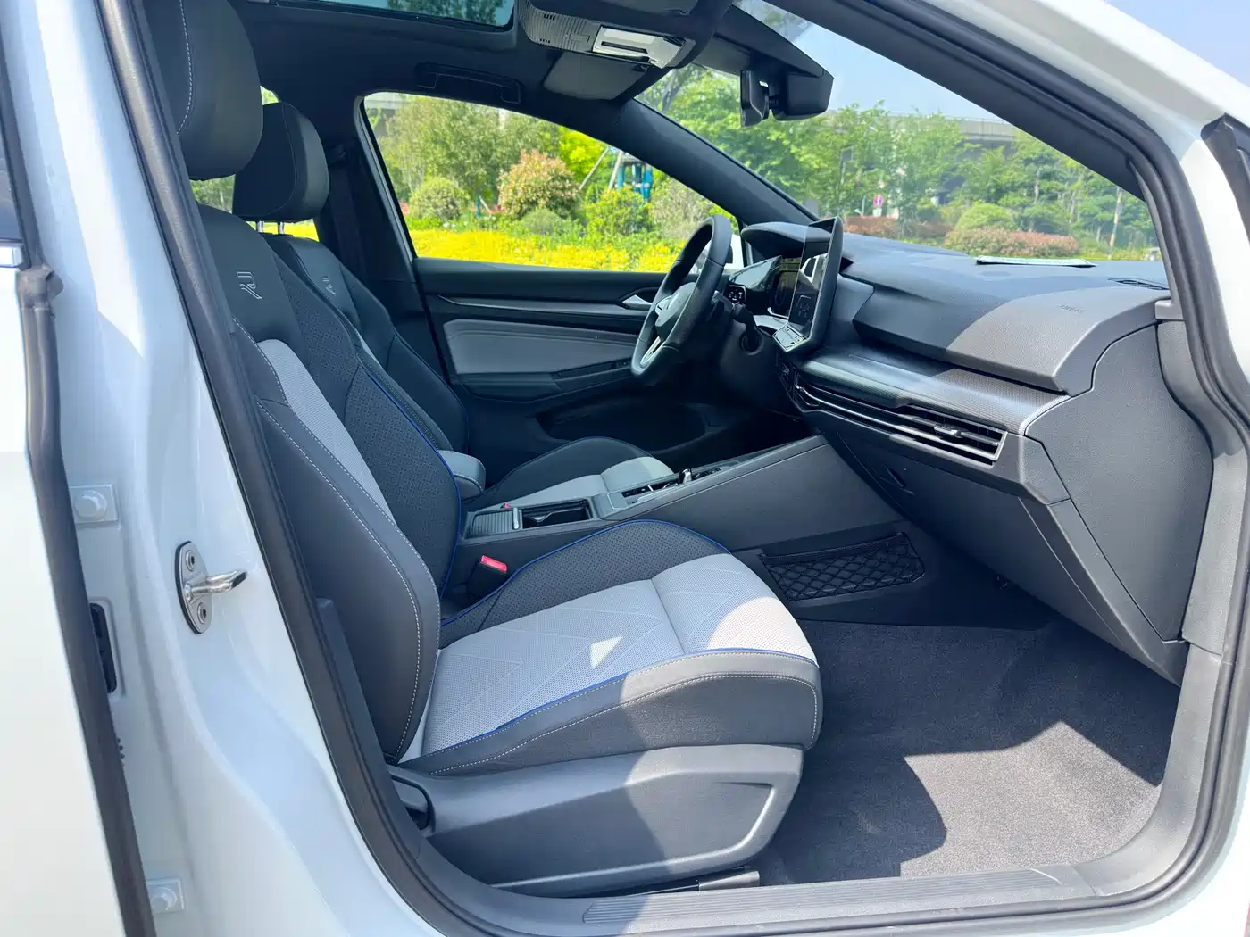 Volkswagen Golf 2025 300TSI R-Line фото 13