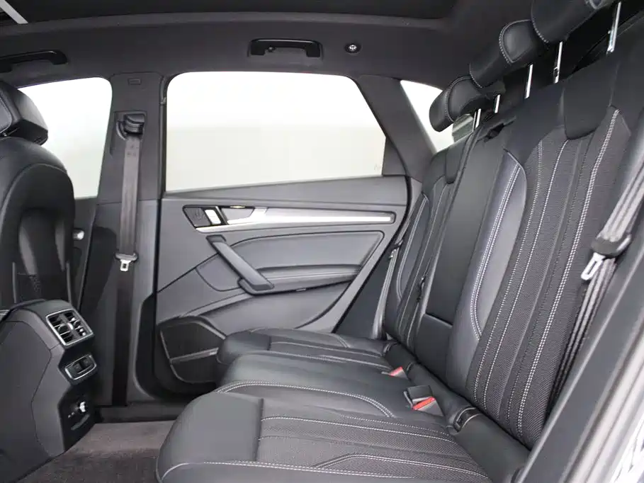 Audi Q5L 2025 45th Anniversary Edition 45 TFSI Luxury Sport фото 8