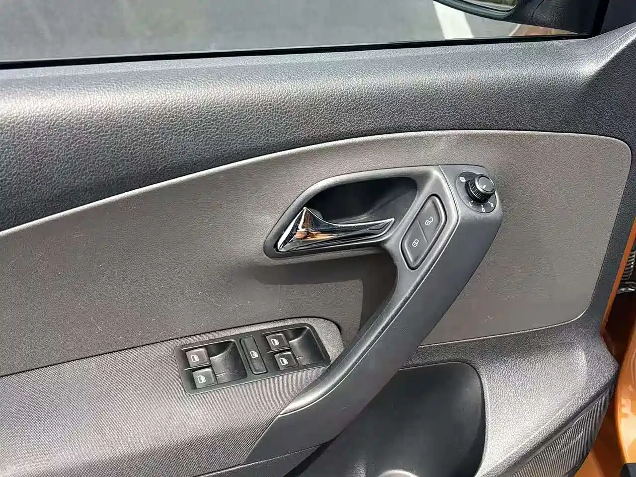 Volkswagen Polo 2016 1.6L Cross Polo Automatic фото 11