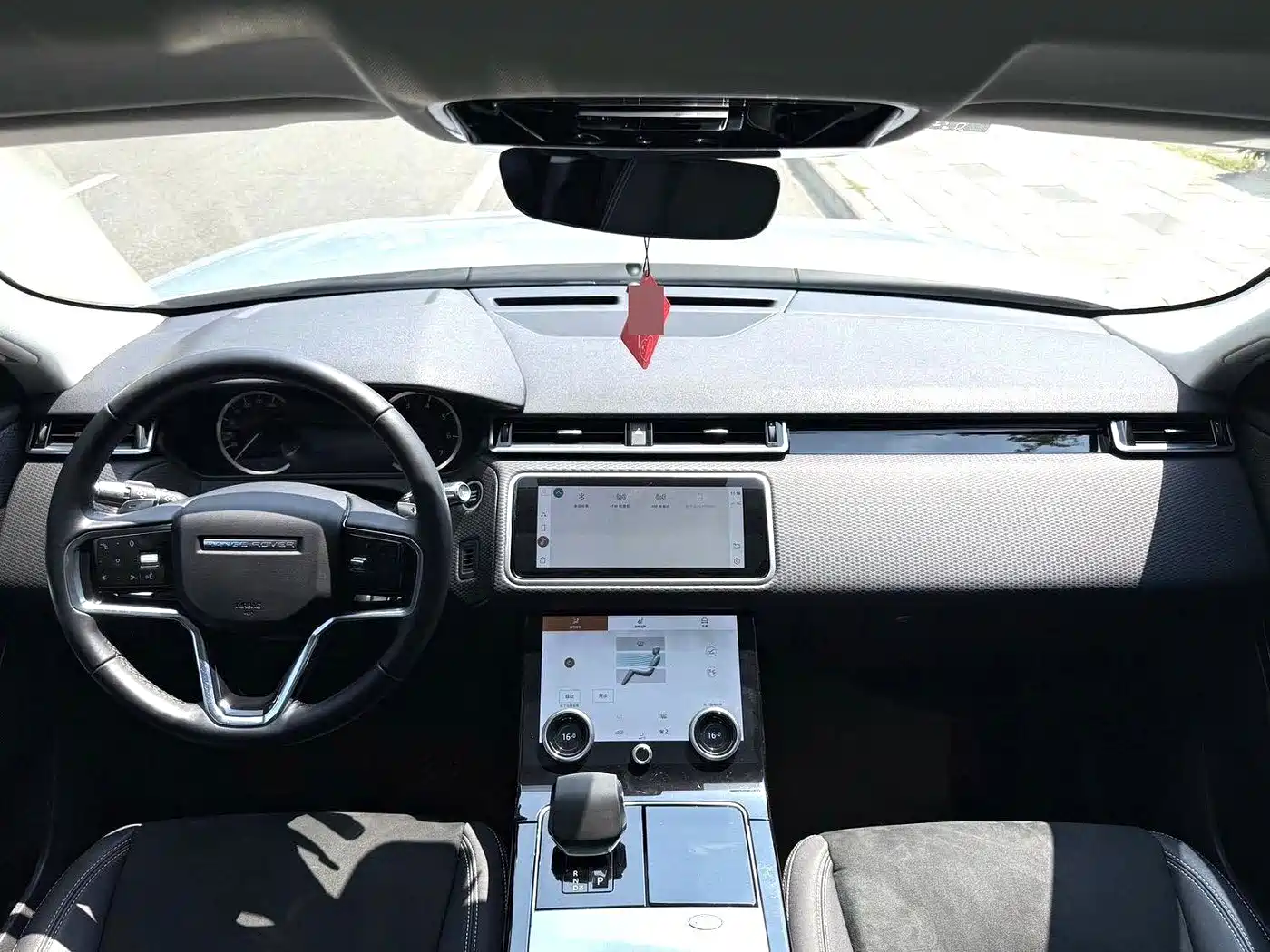 Фото 11 - Land Rover Range Rover Velar