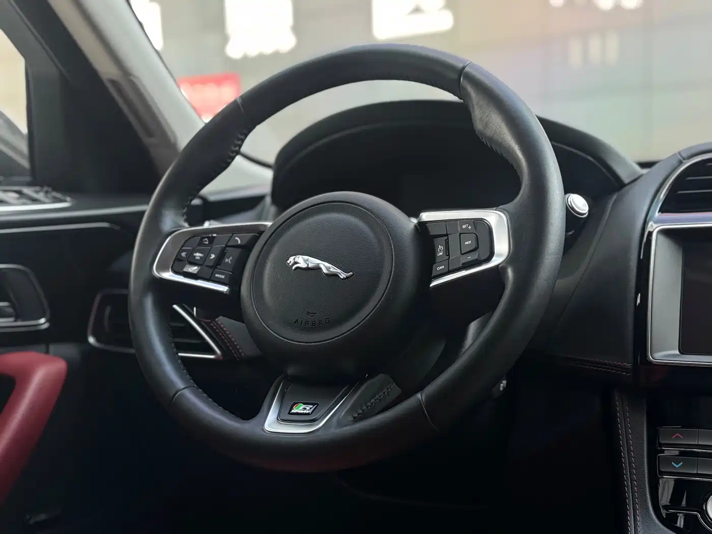 Фото 19 - Jaguar F-PACE