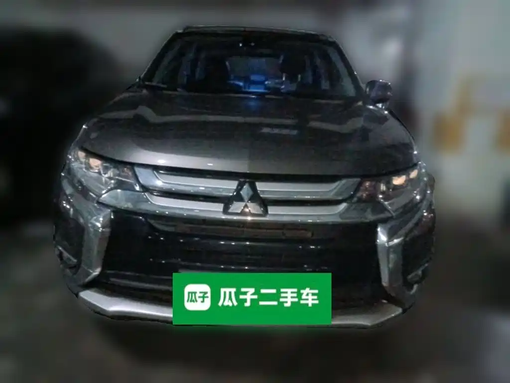 Photo 2 - Mitsubishi Outlander
