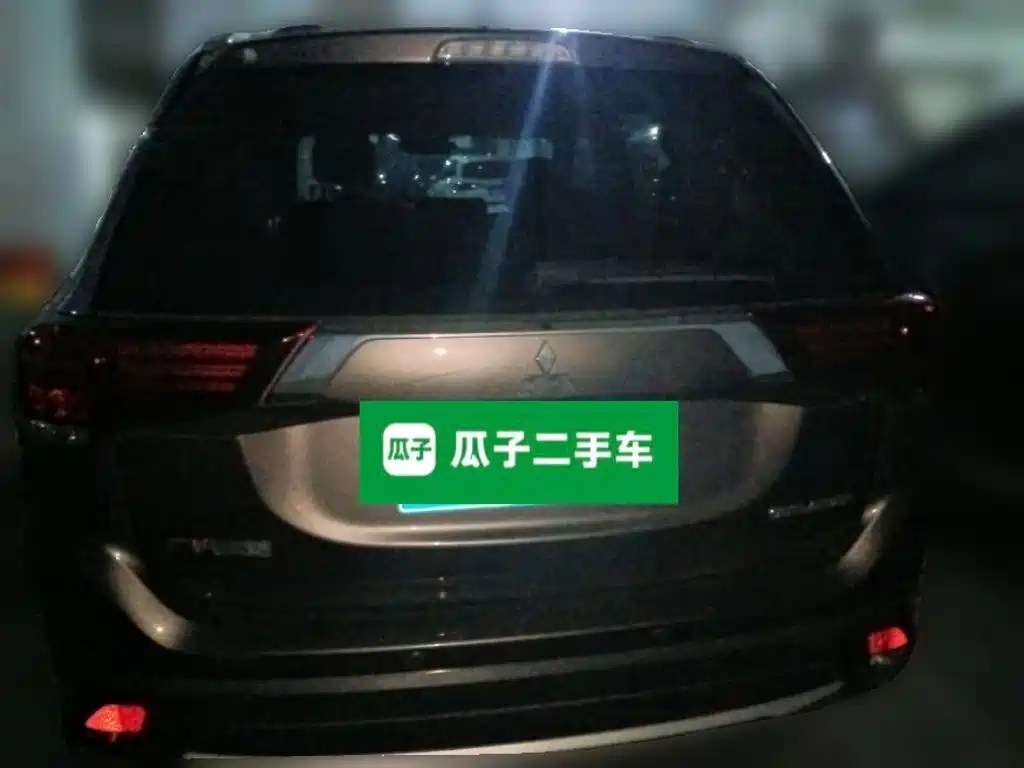 Photo 3 - Mitsubishi Outlander