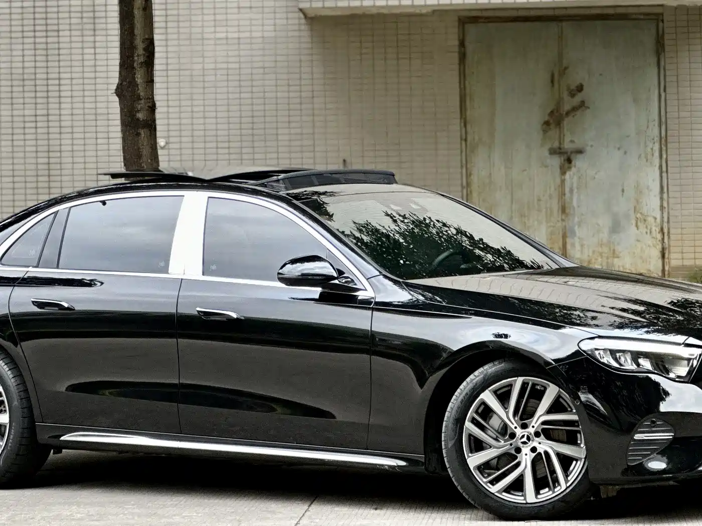 Mercedes-Benz E-Class 2024 E 300 L Fashion фото 3