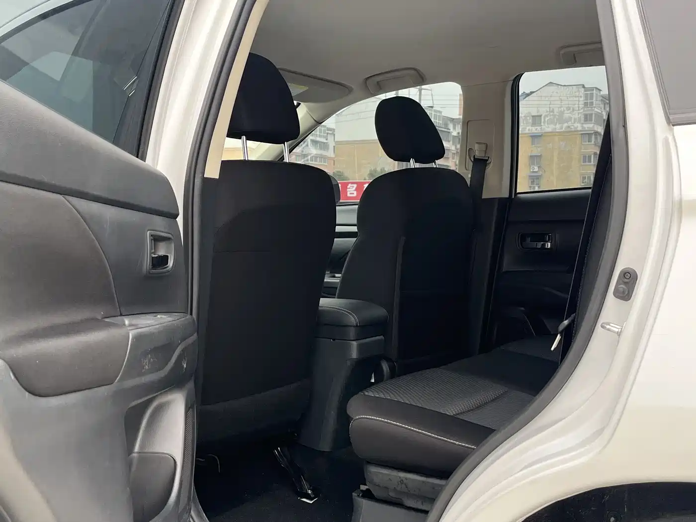 MITSUBISHI OUTLANDER
