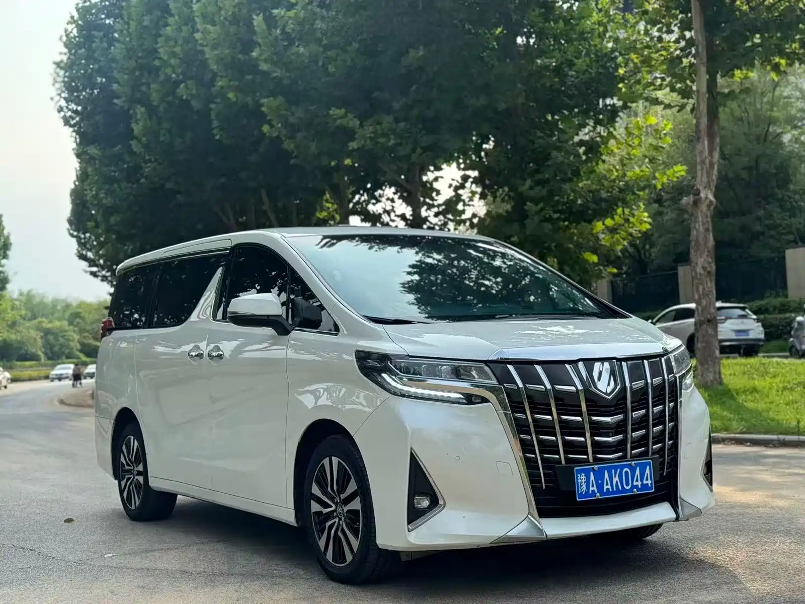 Photo 3 - Toyota Alphard