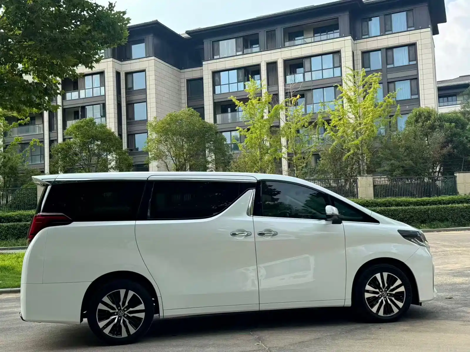 Photo 8 - Toyota Alphard