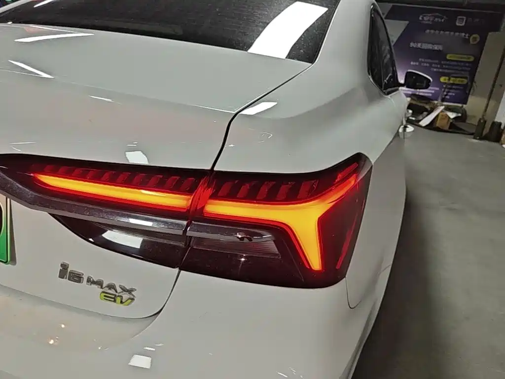 Фото 8 - Roewe i6 MAX EV
