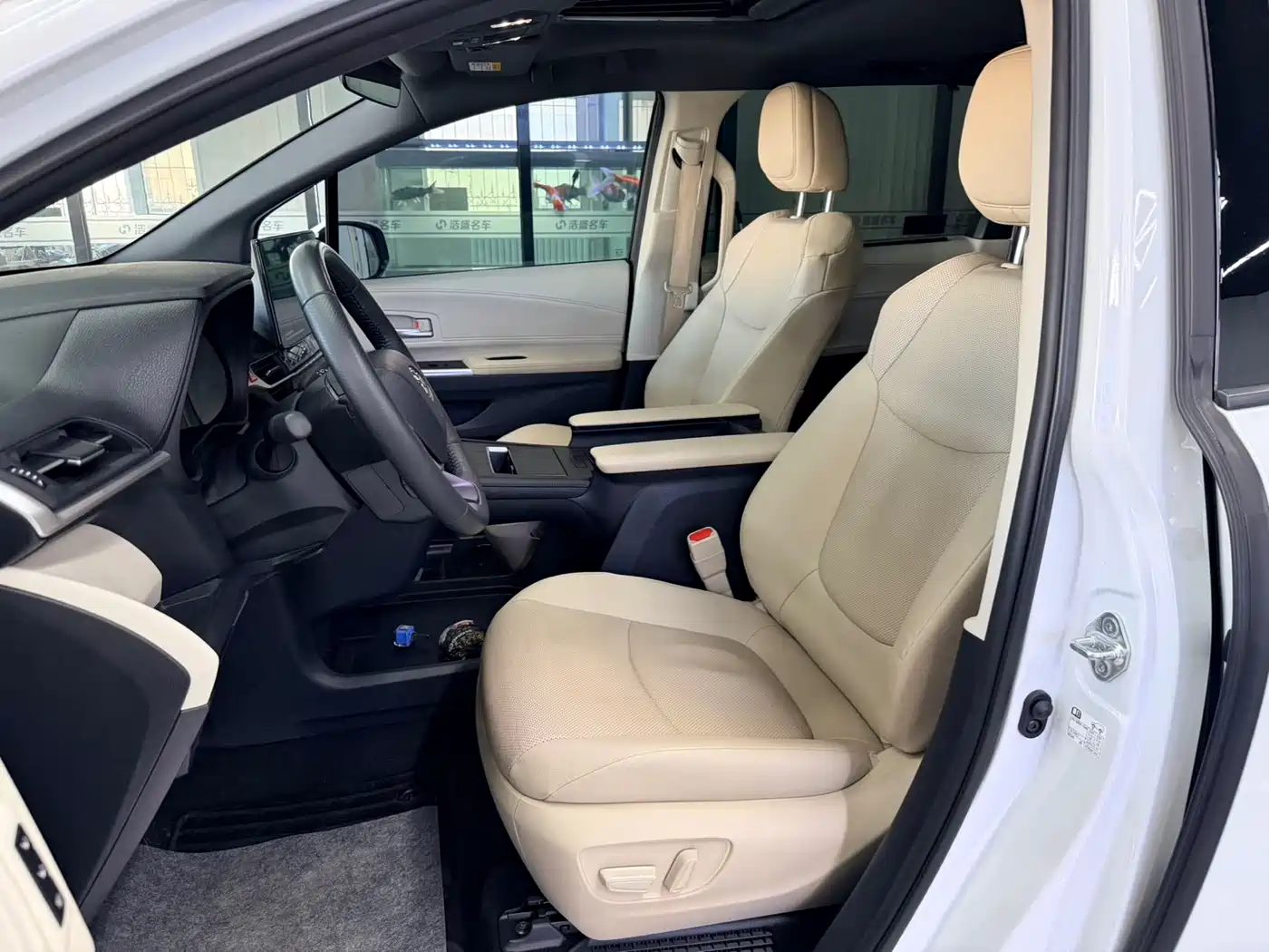 Toyota Granvia 2023 2.5L Hybrid Prestige PLUS Edition фото 9