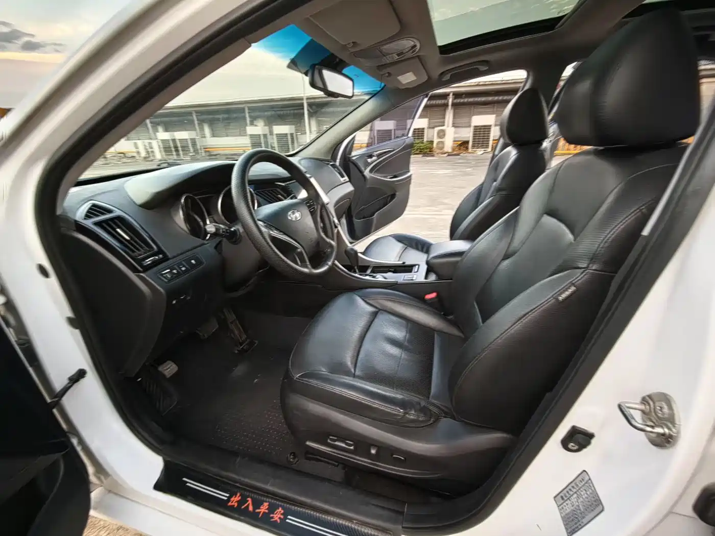 Hyundai Sonata 2011 2.0L Automatic Luxury фото 5
