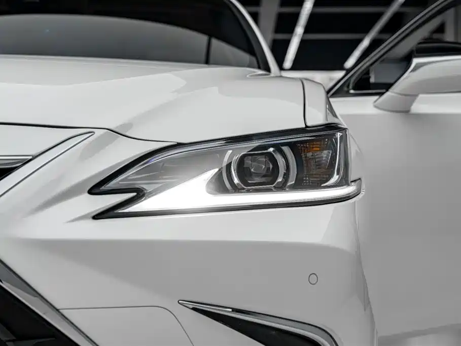 Lexus ES 2023 200 Excellence Edition фото 35