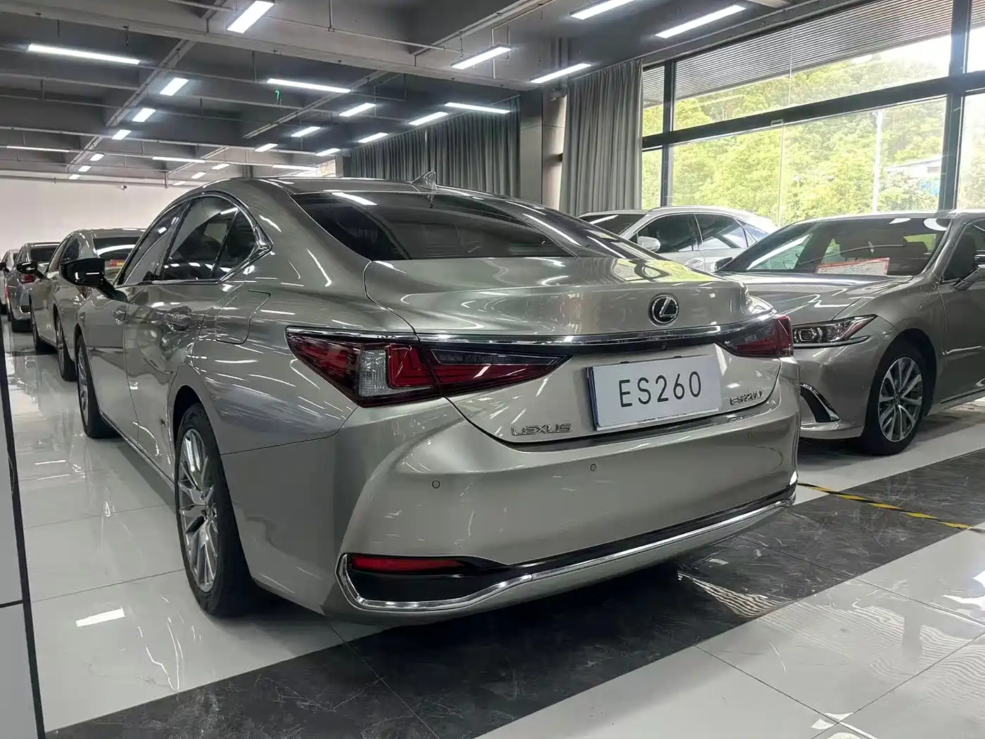 Photo 10 - Lexus ES