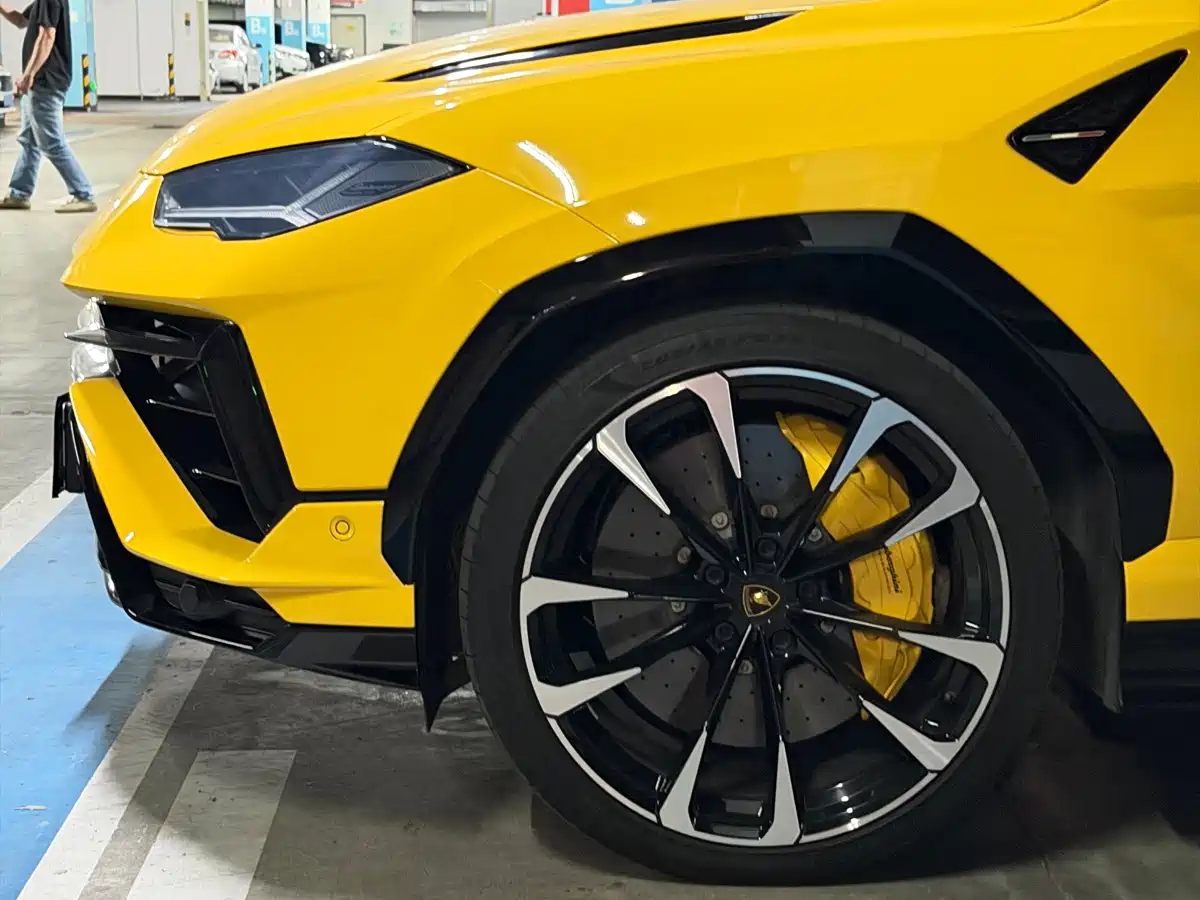 Фото 5 - Lamborghini Urus