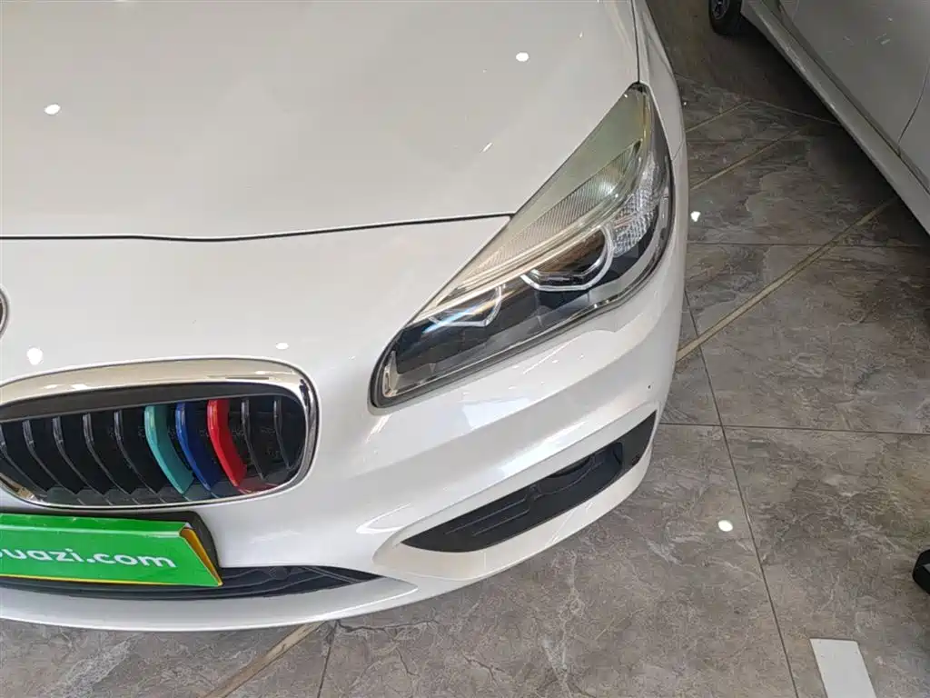 BMW 2 Series Touring 2016 218i Sport Design Package фото 18