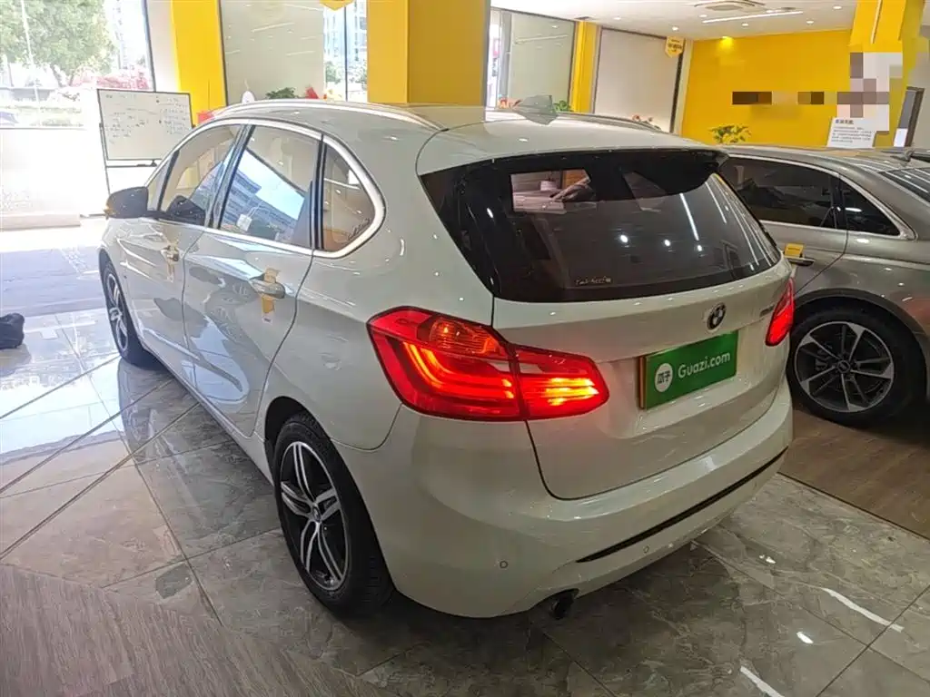 BMW 2 Series Touring 2016 218i Sport Design Package фото 23