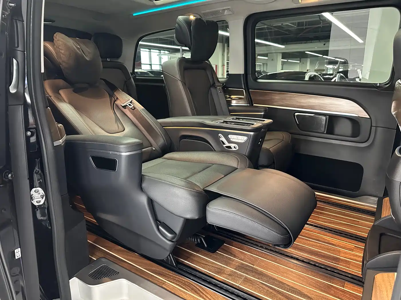 Mercedes-Benz V-Class 2022 V 260 L Long Wheelbase Luxury Edition фото 27