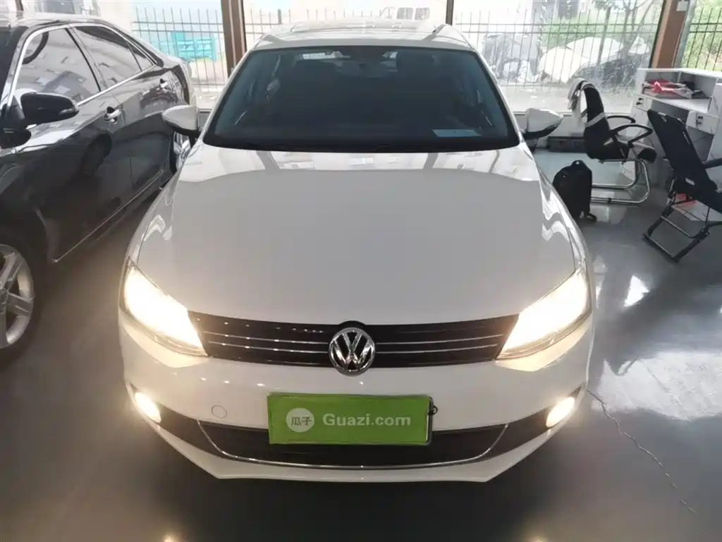 Volkswagen Sagitar 2014 Facelift 1.6L Manual Leading Version фото 3