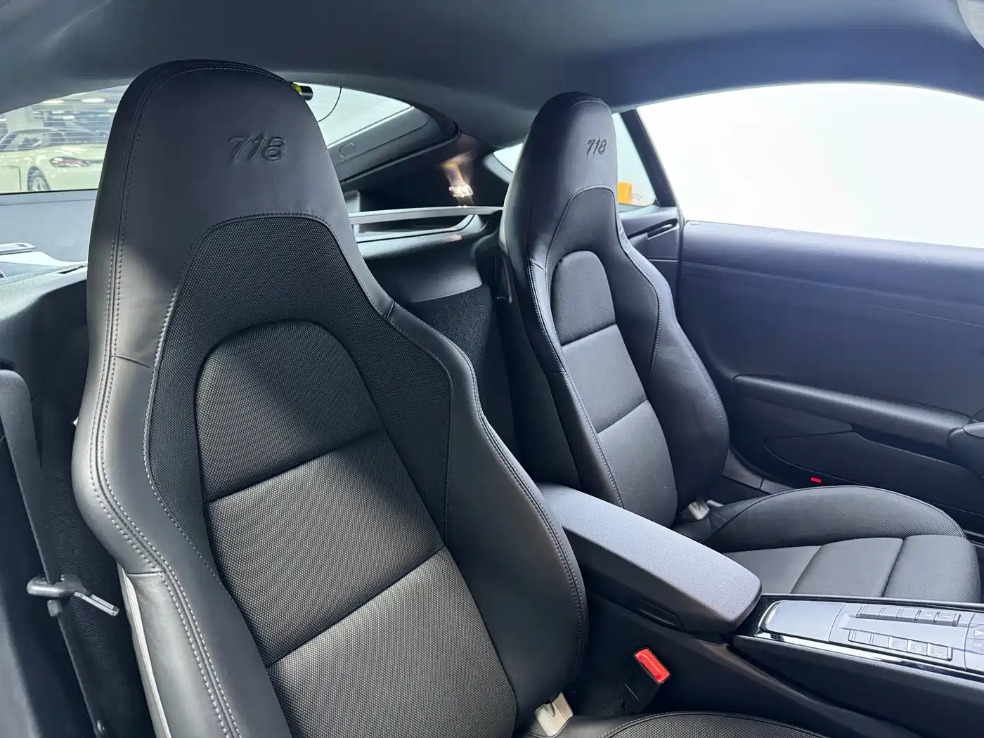 Porsche 718 2019 Cayman T 2.0T фото 6