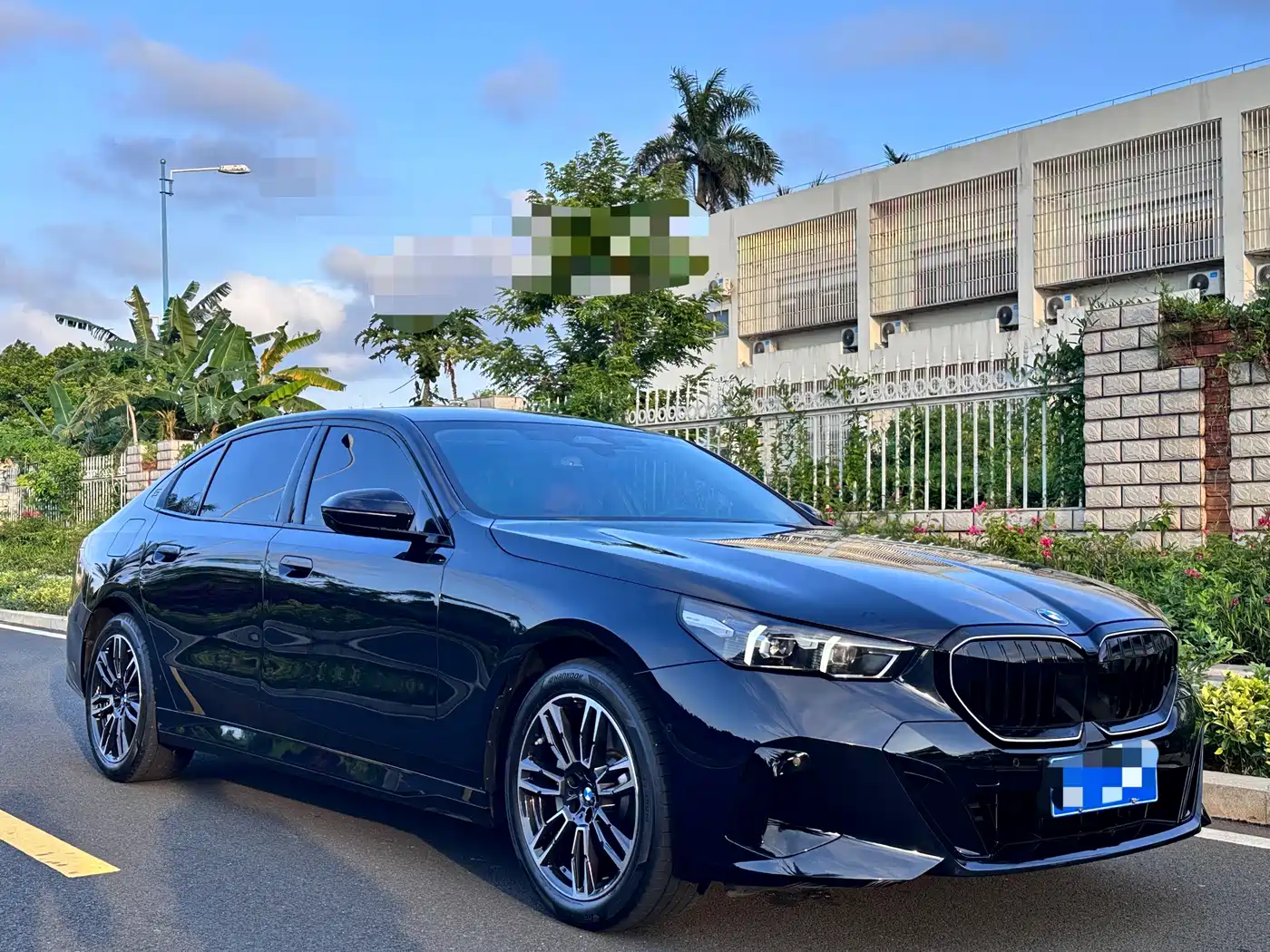 BMW 5 Series 2025 530Li Leading M Sport Package фото 4