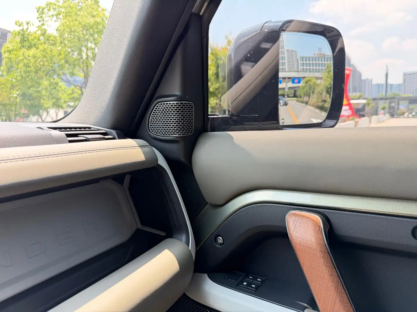 Land Rover Defender 2020 Model 110 P400 HSE фото 15