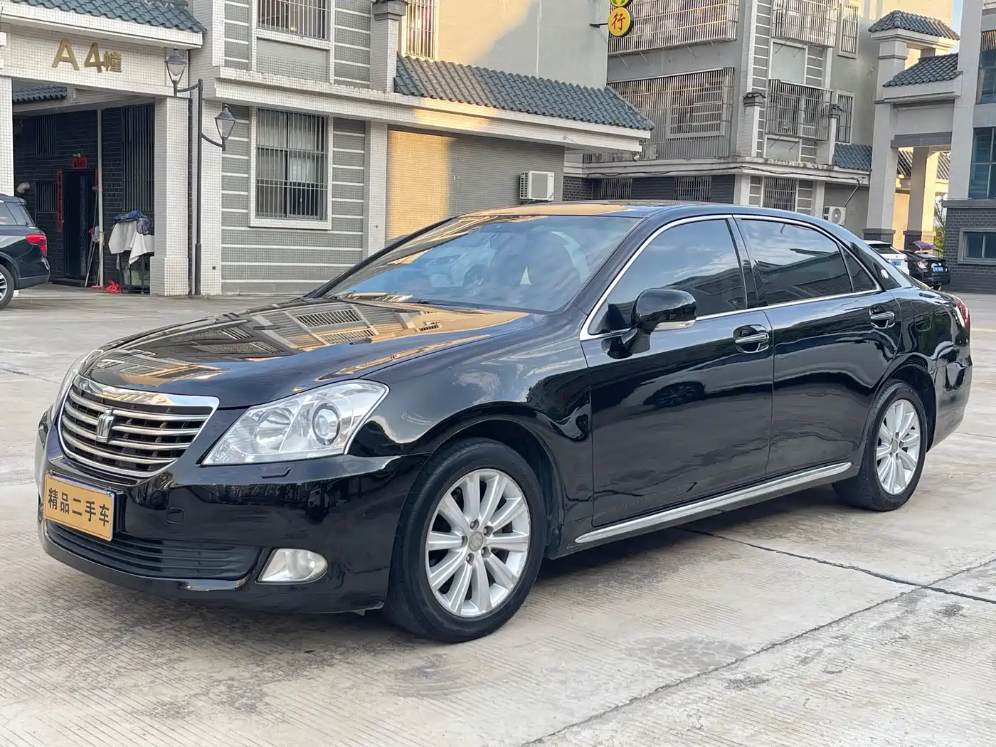 Фото 1 - Toyota Crown