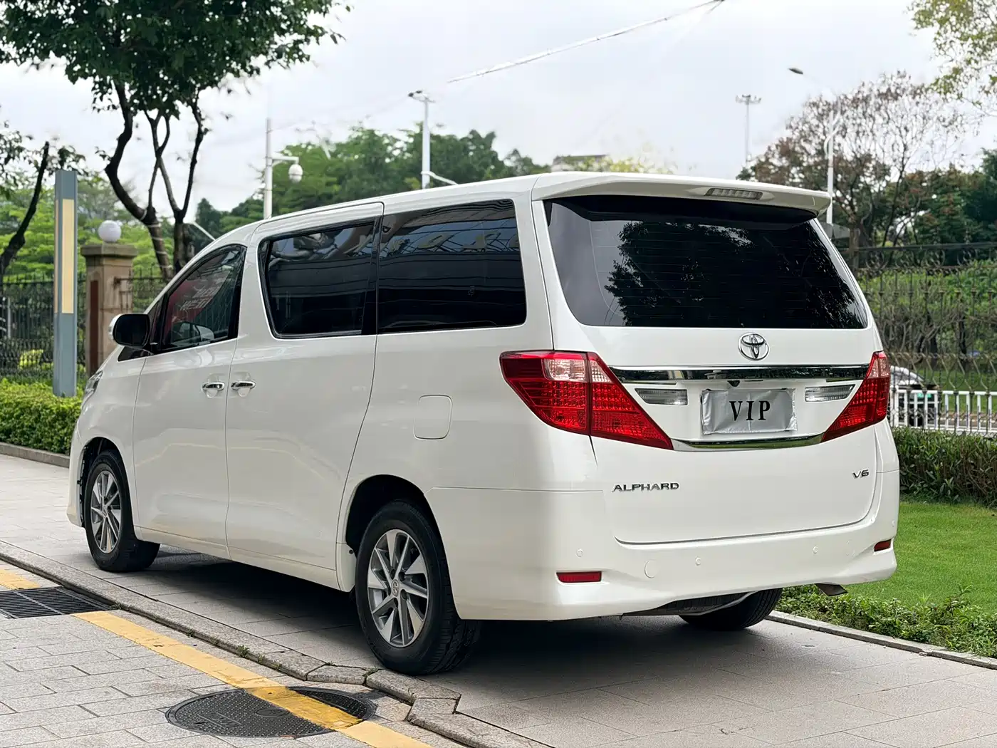 Toyota Alphard фото 14