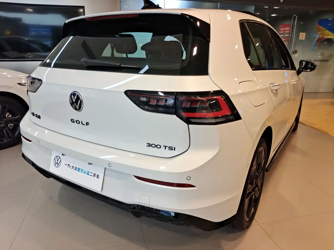 Volkswagen Golf 2025 300TSI R-Line фото 5