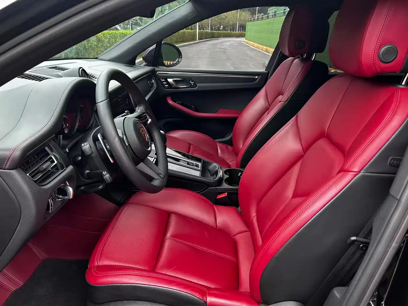 PORSCHE MACAN