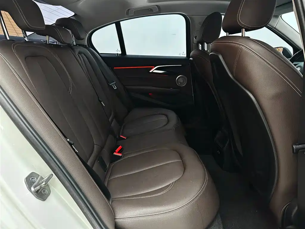 BMW 1 Series 2022 120i M Sport Shadow Edition фото 23