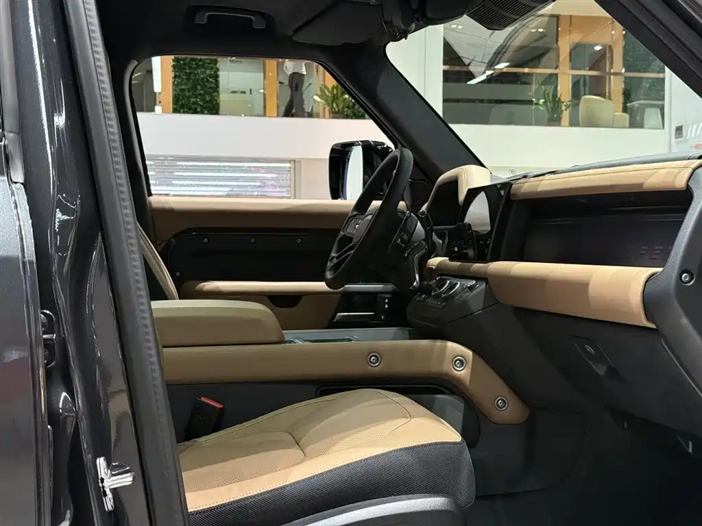 Land Rover Defender 2025 110 5.0T V8 фото 20