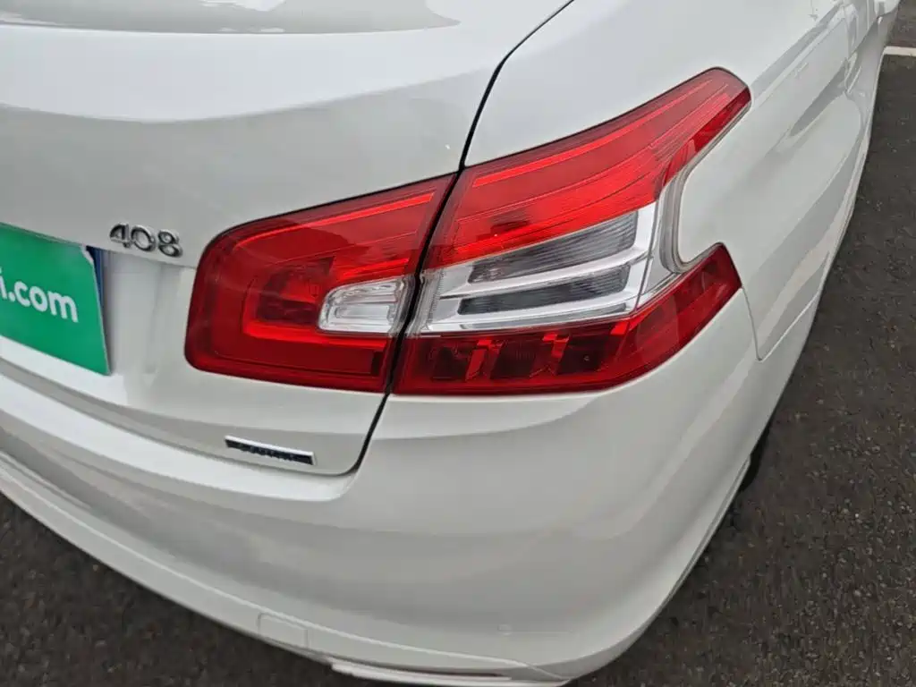 Photo 8 - Peugeot 408