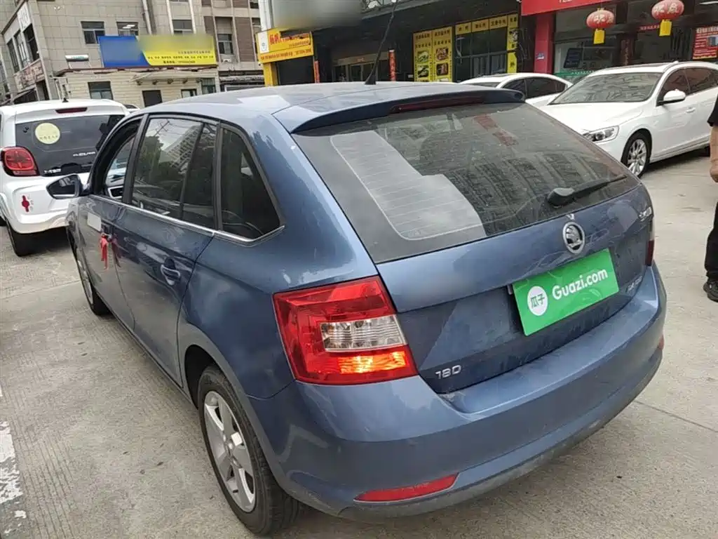 Škoda Skoda Rapid Spaceback 2016 1.6L Manual Pioneer Edition фото 5