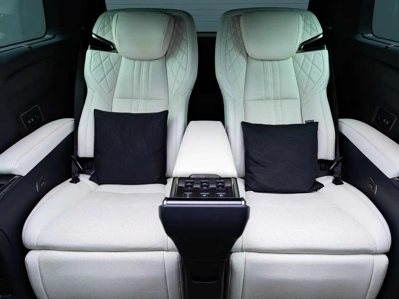 Lexus LM 2020 300h 4-Seat Imperial Edition фото 10