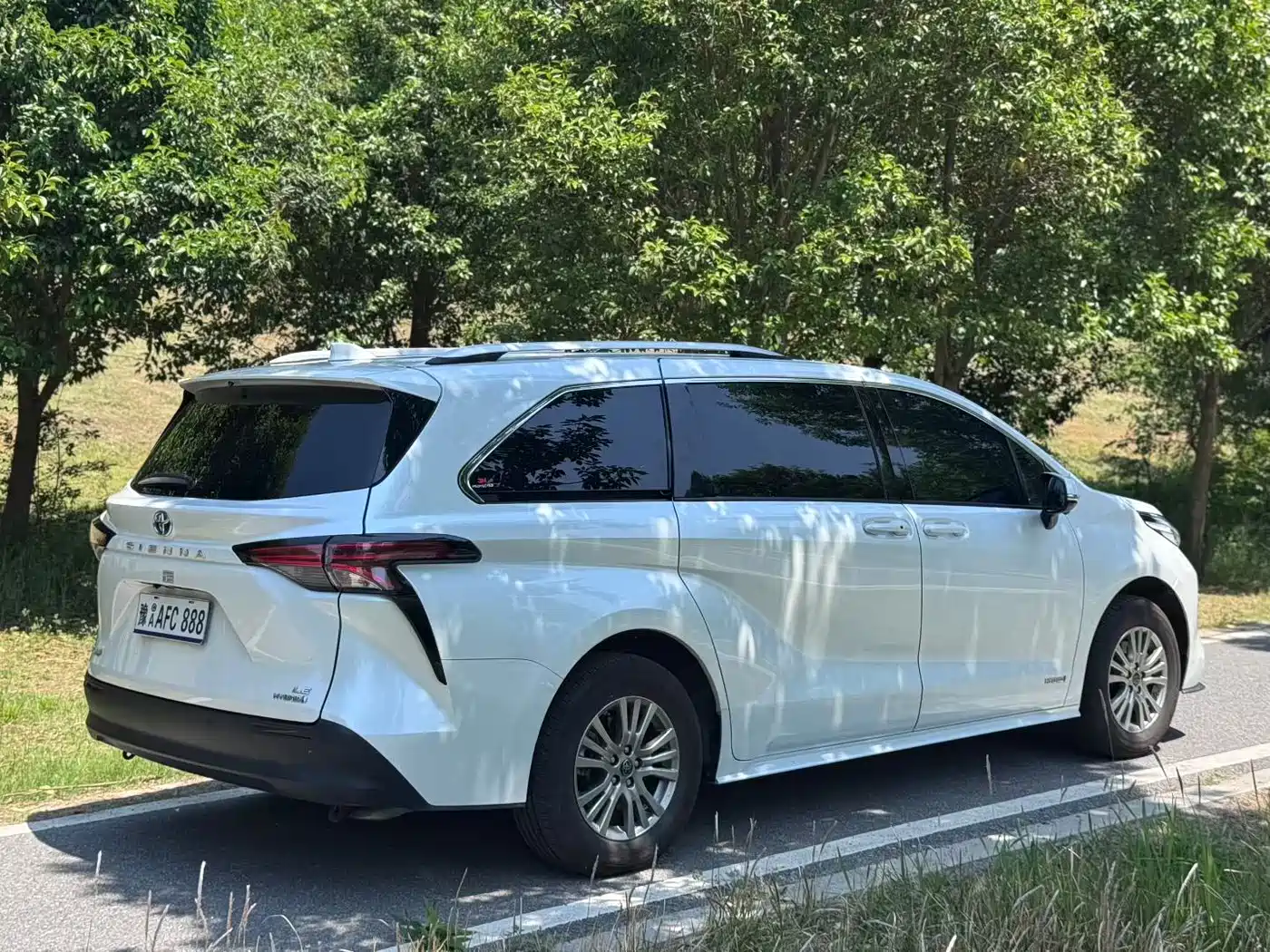 Toyota Sienna 2023 2.5L Hybrid Luxury Edition фото 9