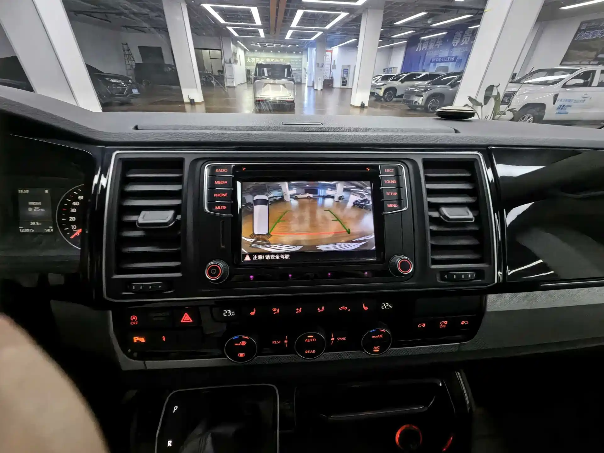 Фото 26 - Volkswagen Multivan